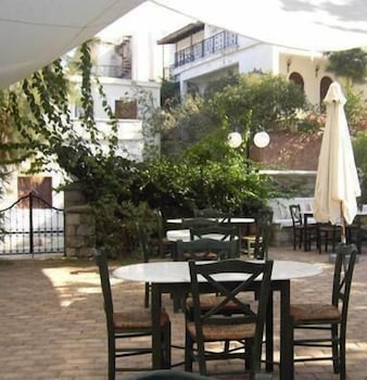 Oasis Hotel 13/25