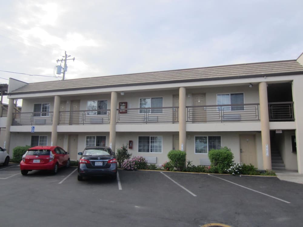 Redwood Creek Inn 2/25