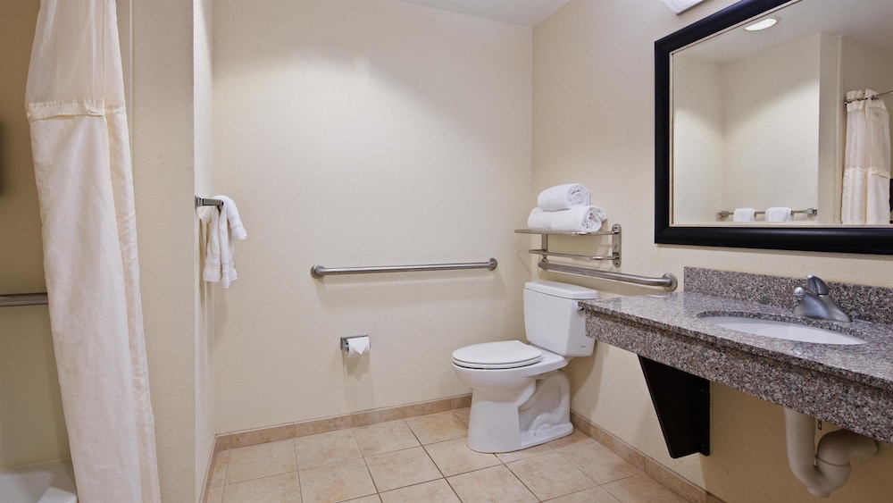 Best Western Plus Chain of Lakes Inn & Suites 10/32