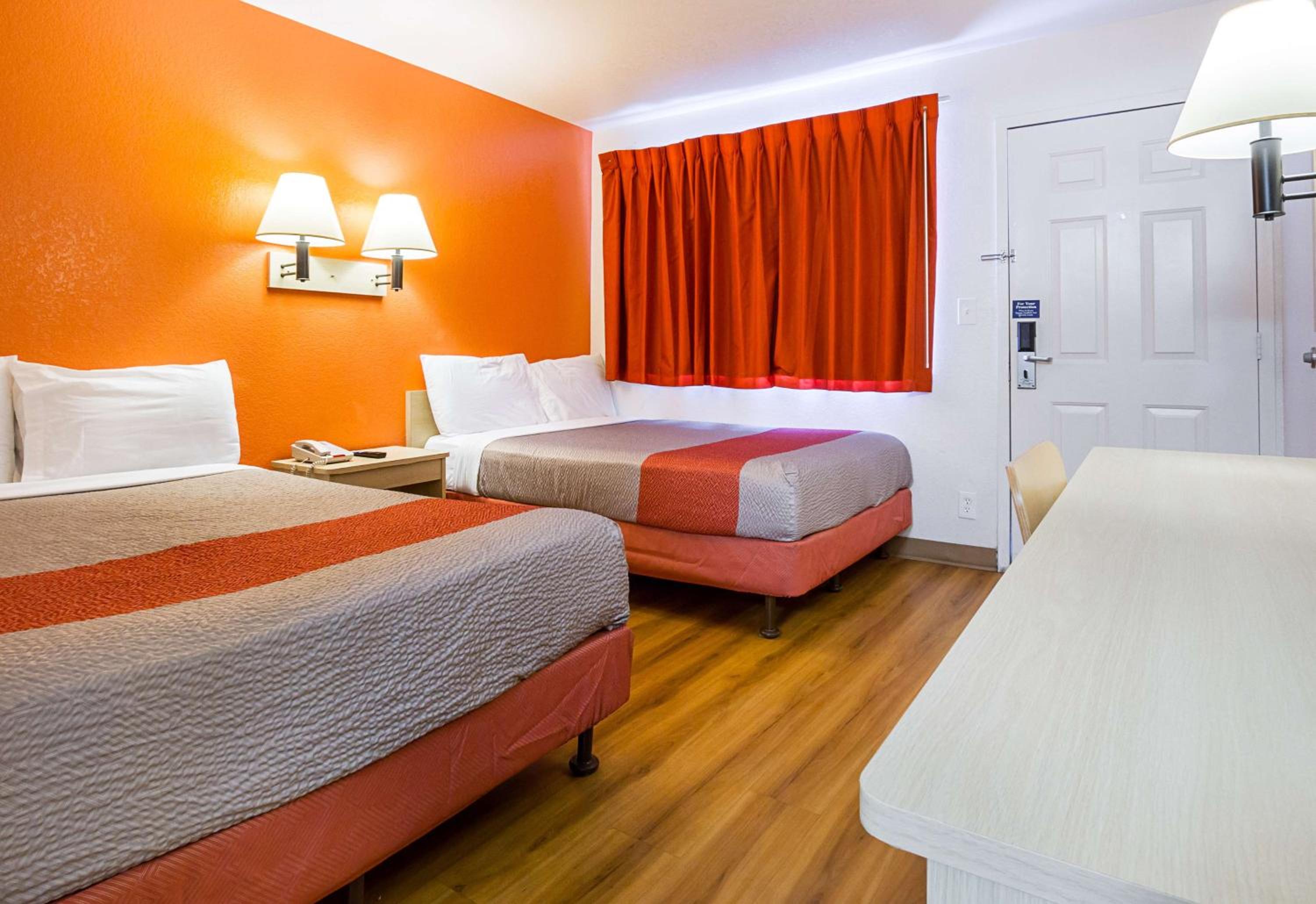غرفة رباعية بسرير مزدوج، Motel6 Mesa, AZ - North 2/10