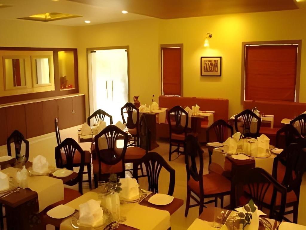 OYO Premium Vaishali Nagar 36/41