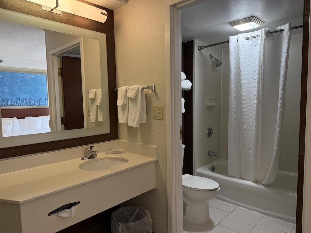The Peoria Hotel, SureStay Collection by Best Western 58/59