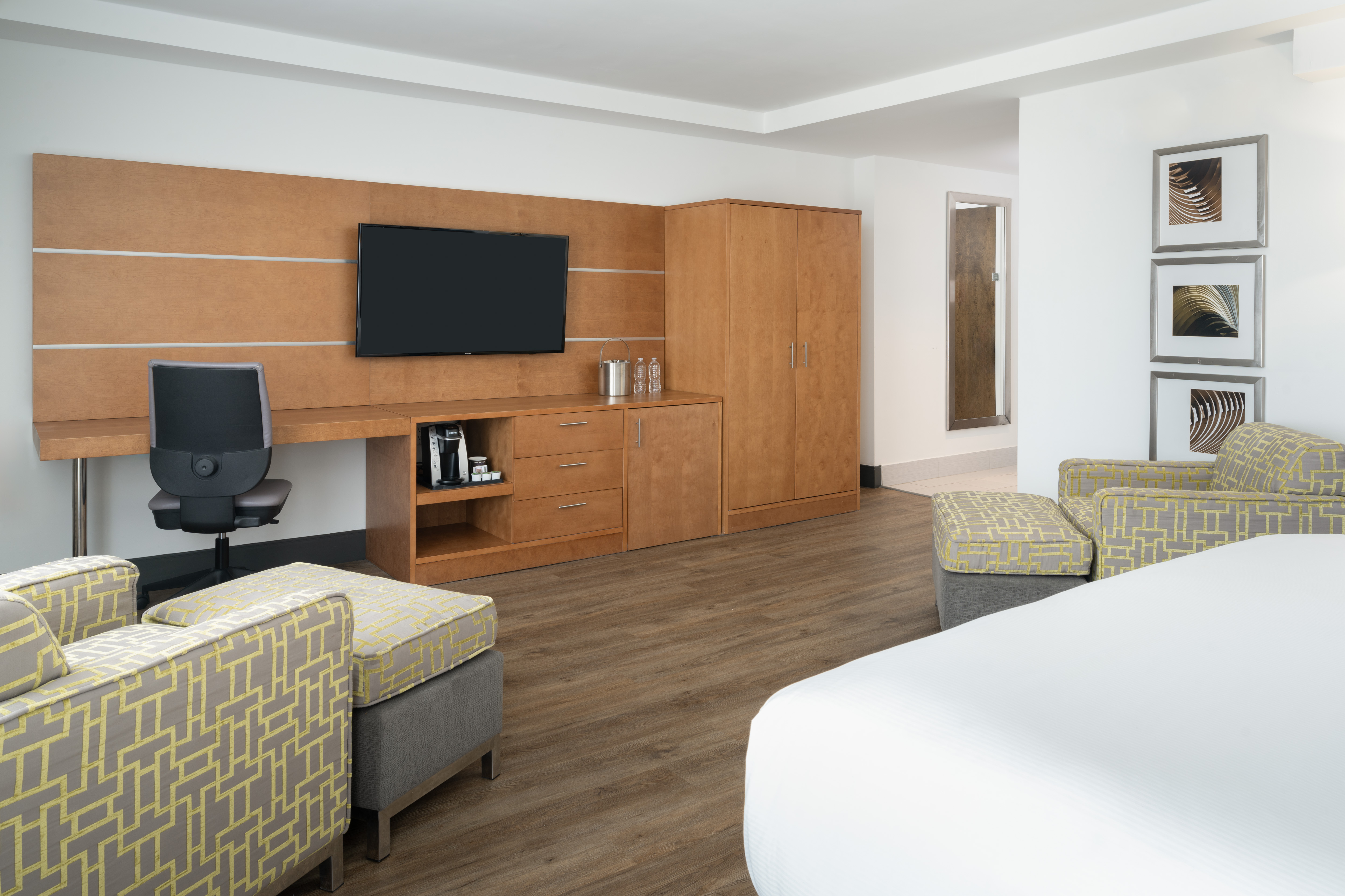 2 ROOMS, SUITE, KING BED