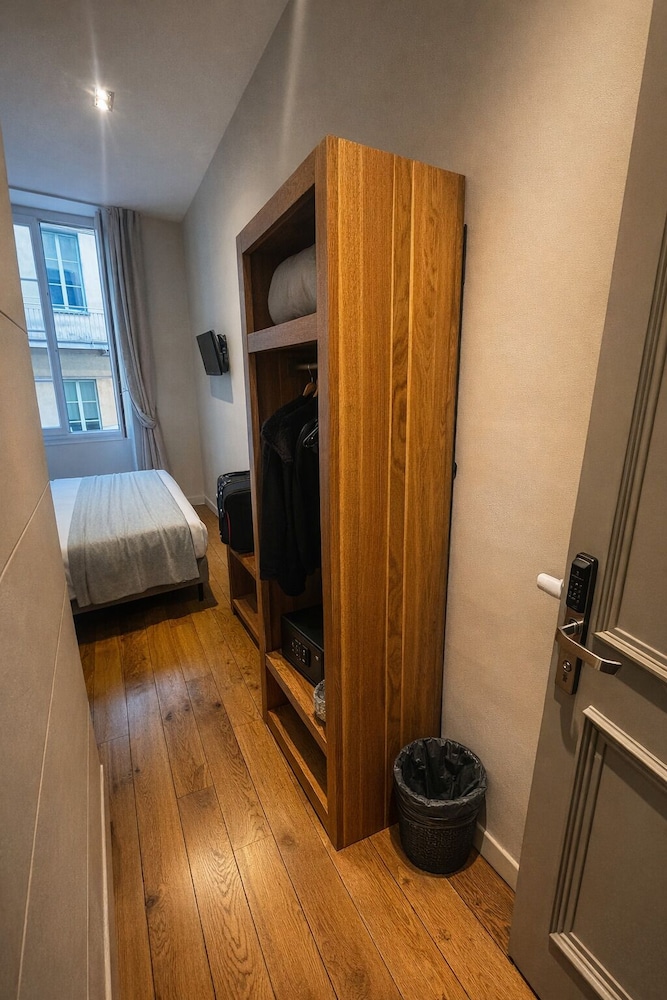 Hotel De La Mer 28/50