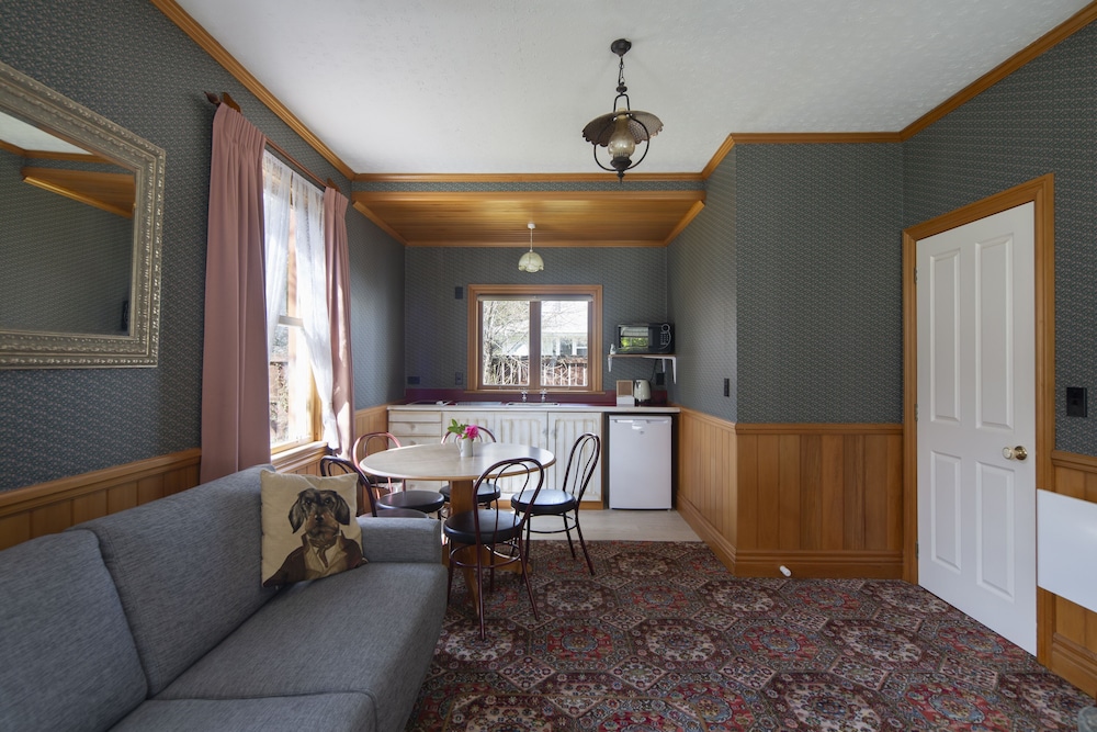 Settlers Cottage Motel 40/64
