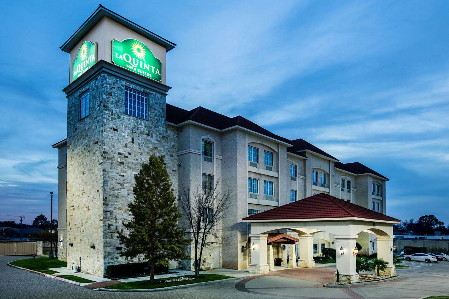 La Quinta Inn and Suites by Wyndham DFW Airport West - Euless 2/65