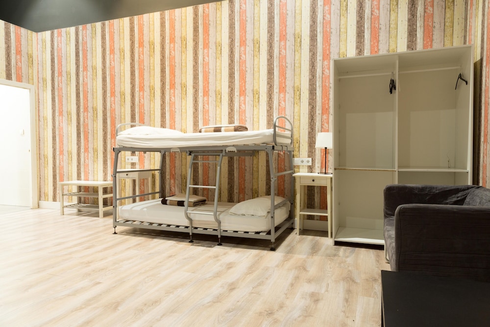 Ant Hostel Barcelona 54/66