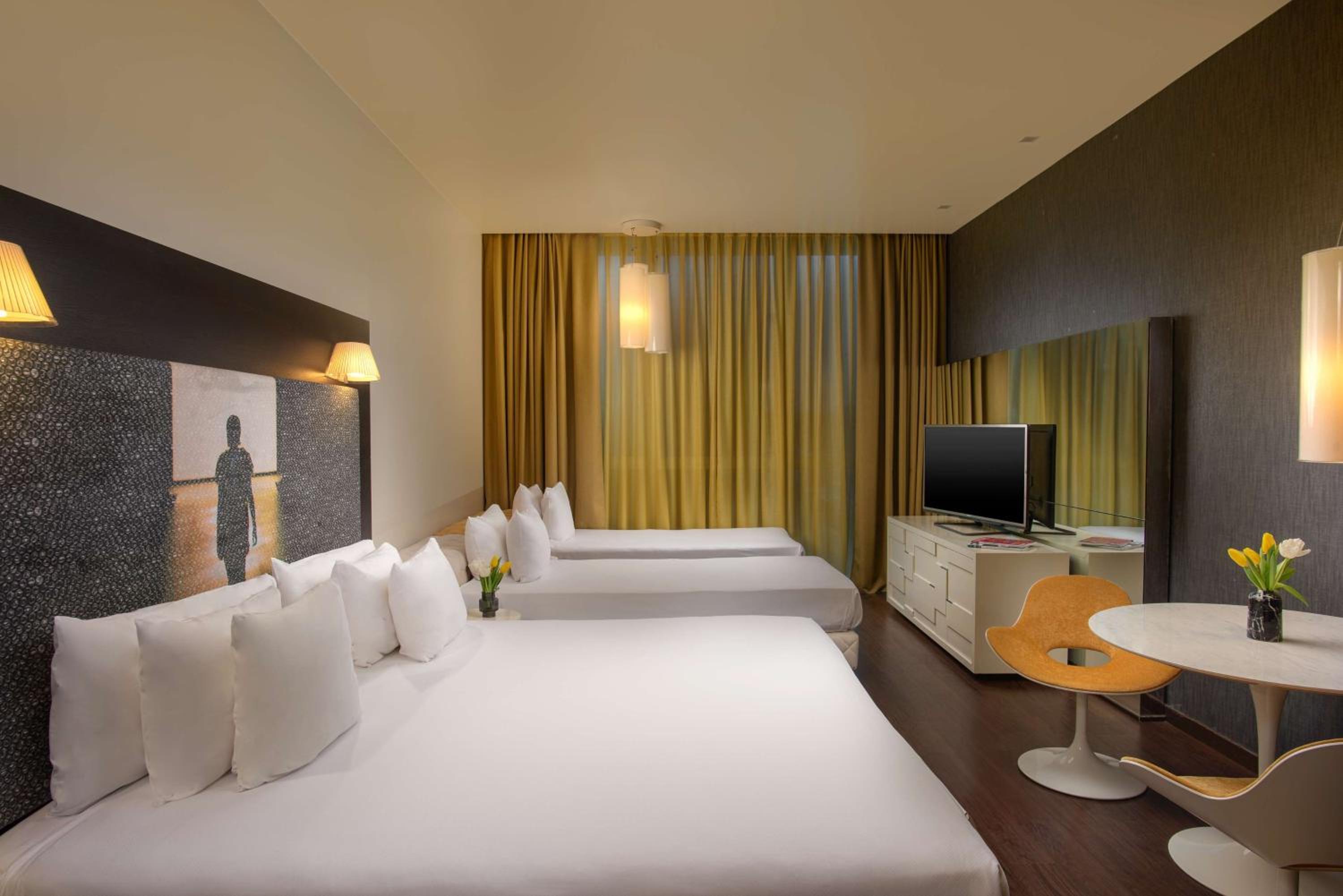 Nhow, Quadruple, 1 Queen and 1 Single Bed