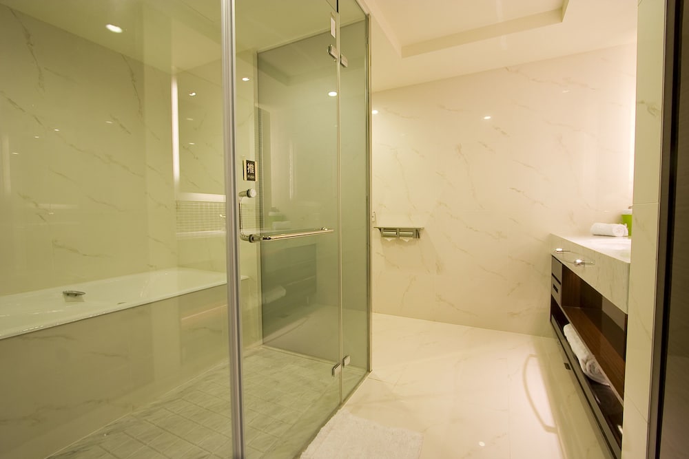 S Aura Hotel 50/50