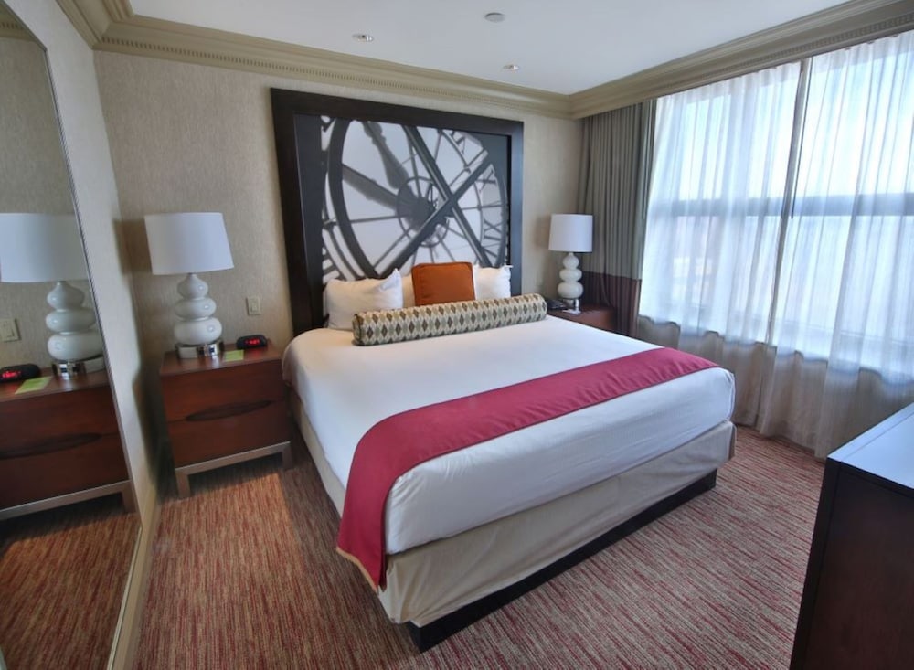 CLASSIC, KING BED, DENNIS TOWER
