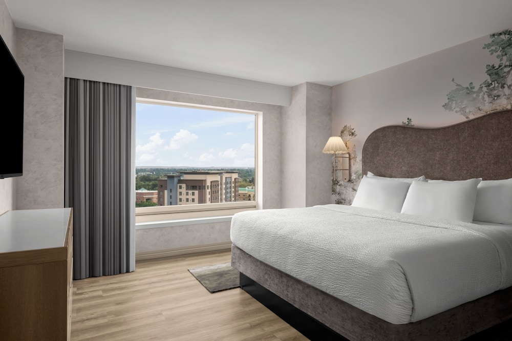 TOWER, SUITE, KING BED