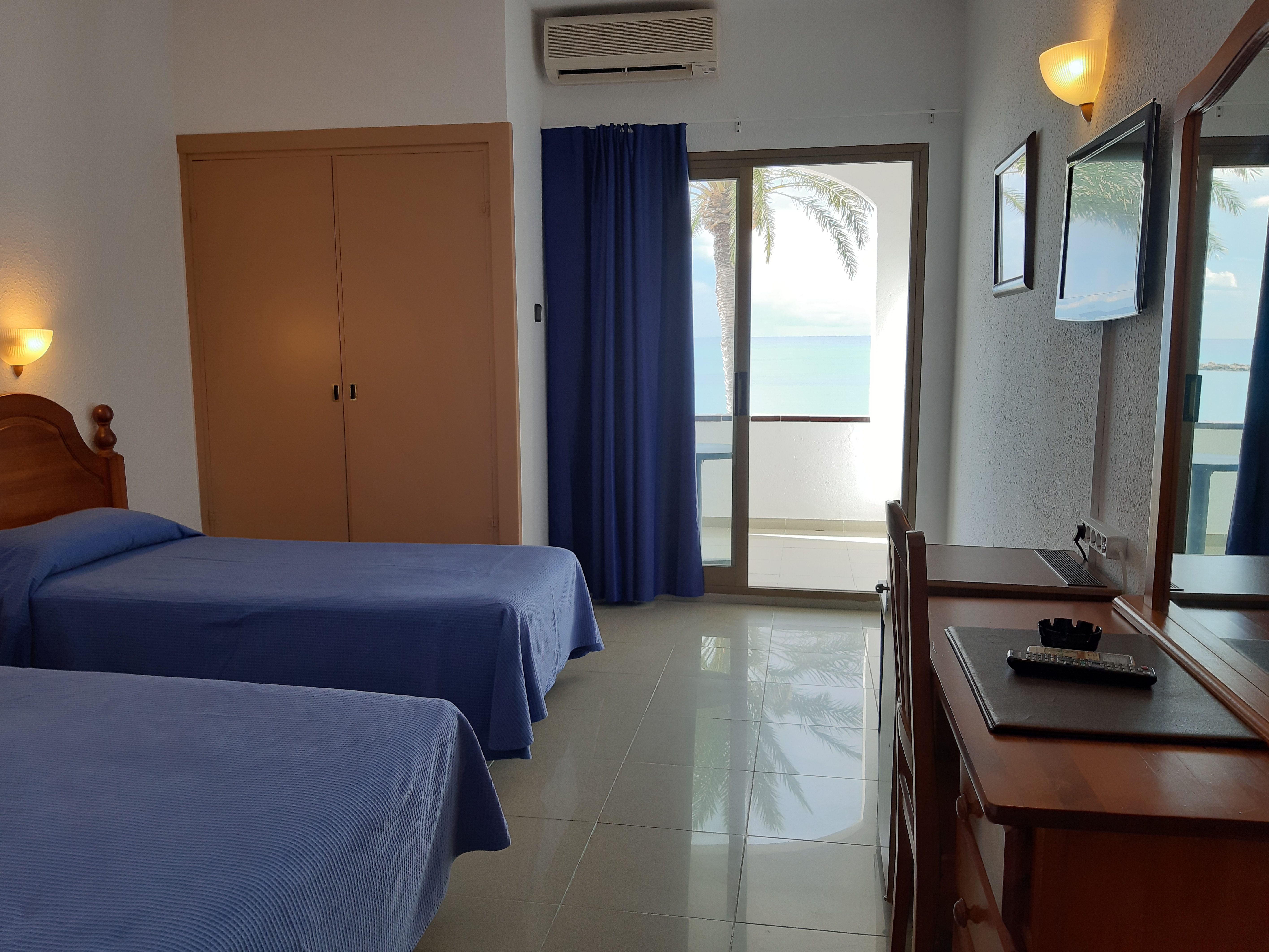 Room, Single, Double Bed, Sea Front