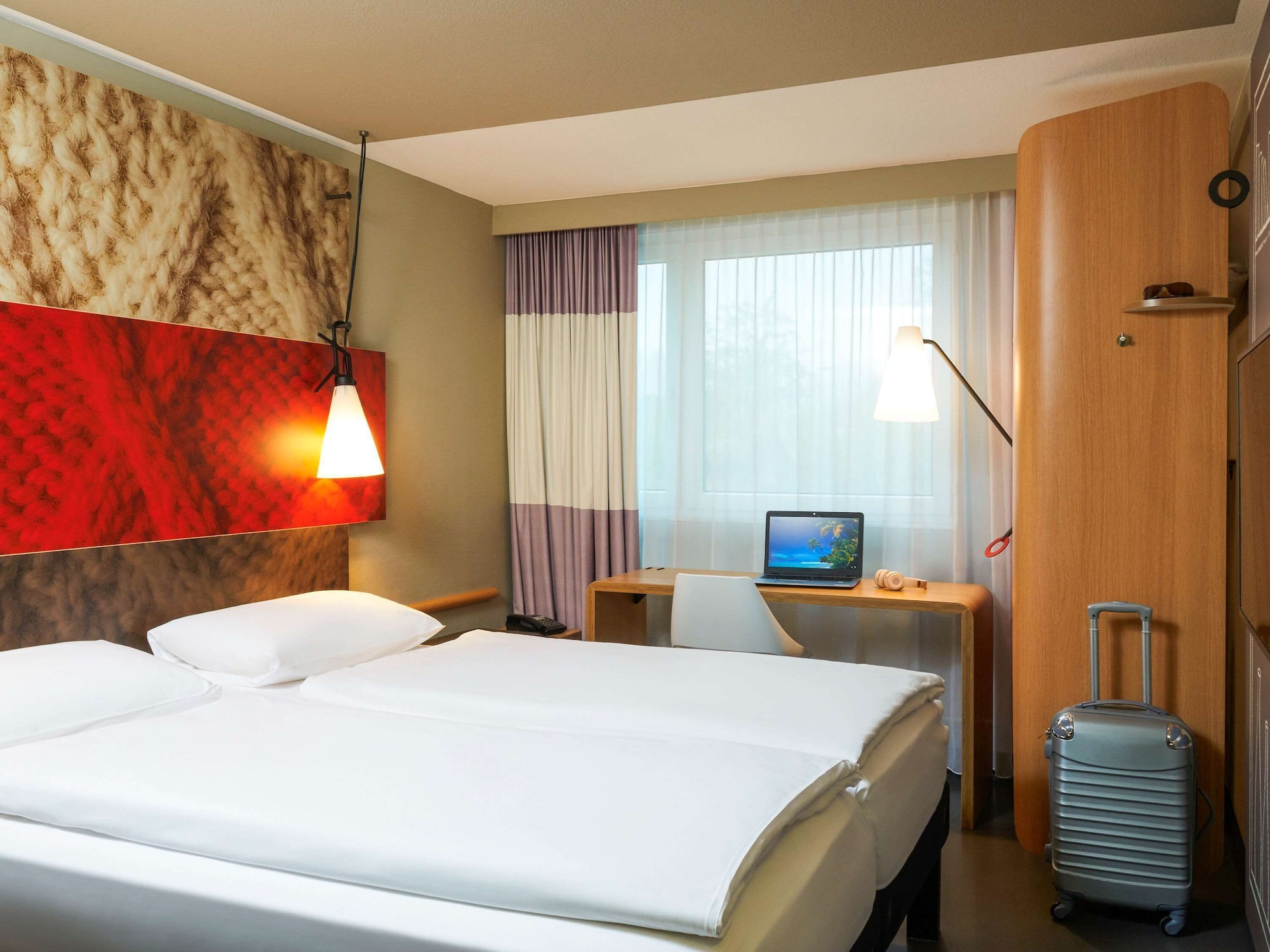ROOM, TWIN BEDS