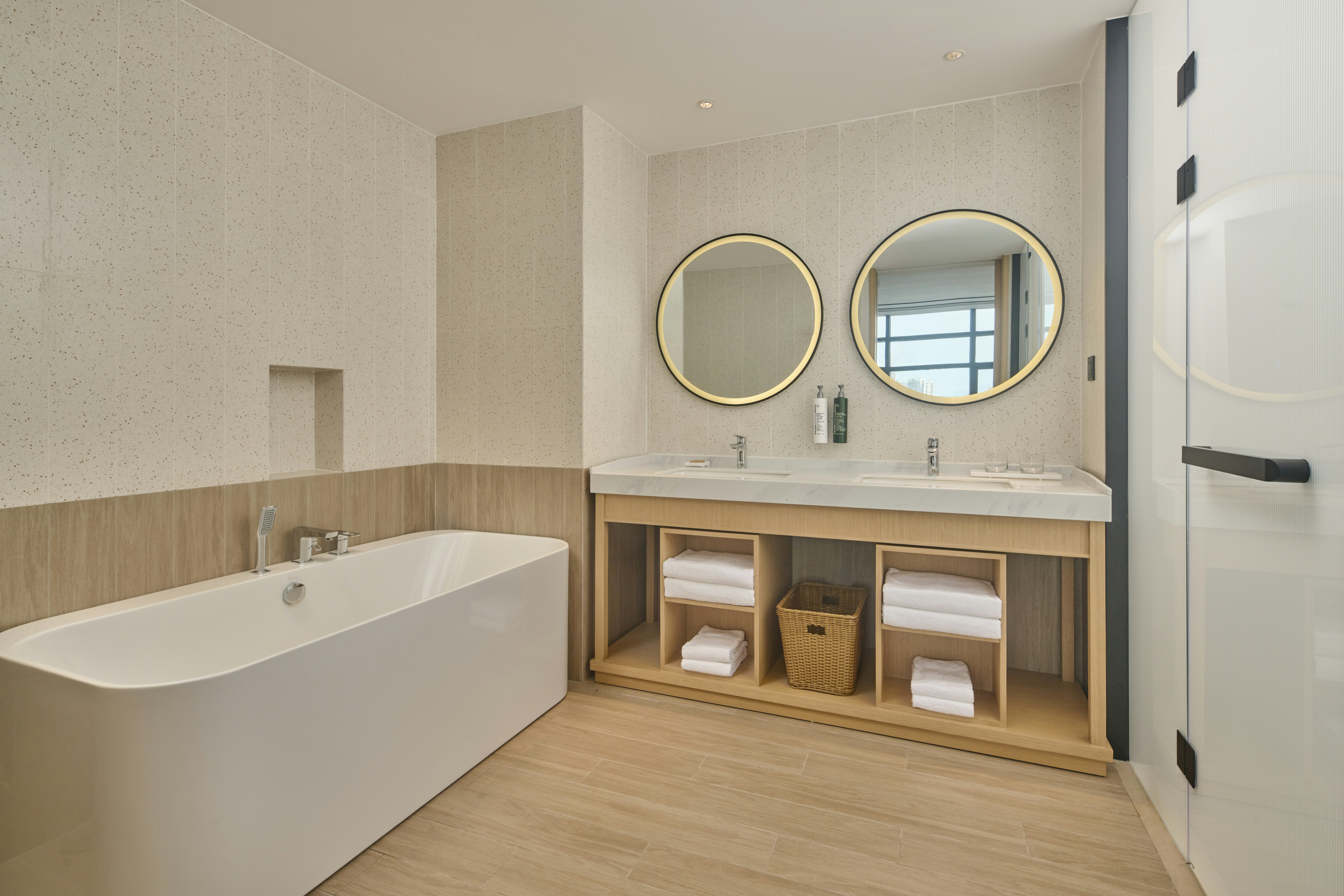 DELUXE, SUITE, KING BED, BALCONY