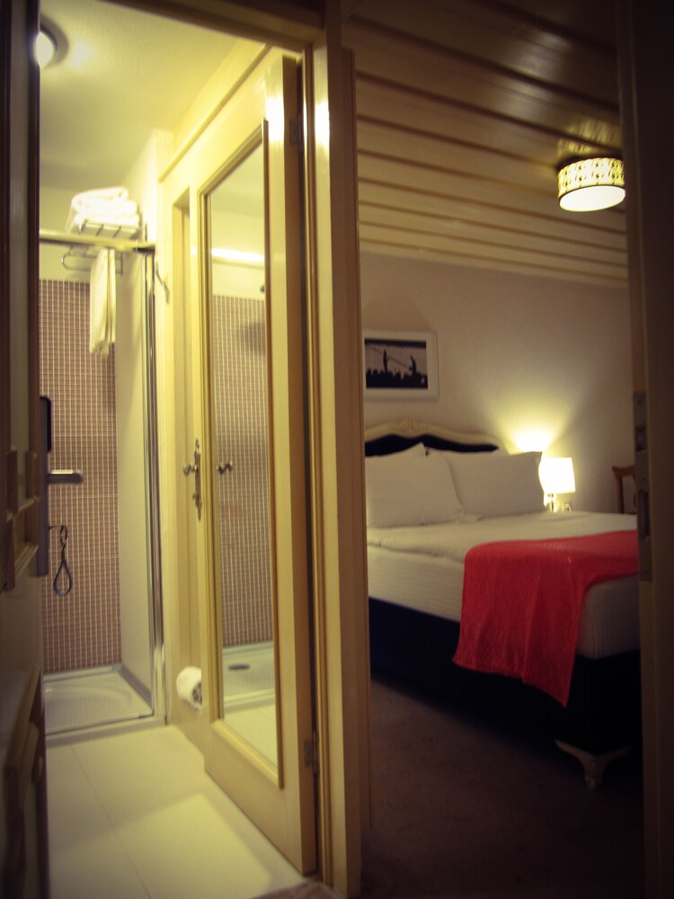 Nisi Hotel 12/63