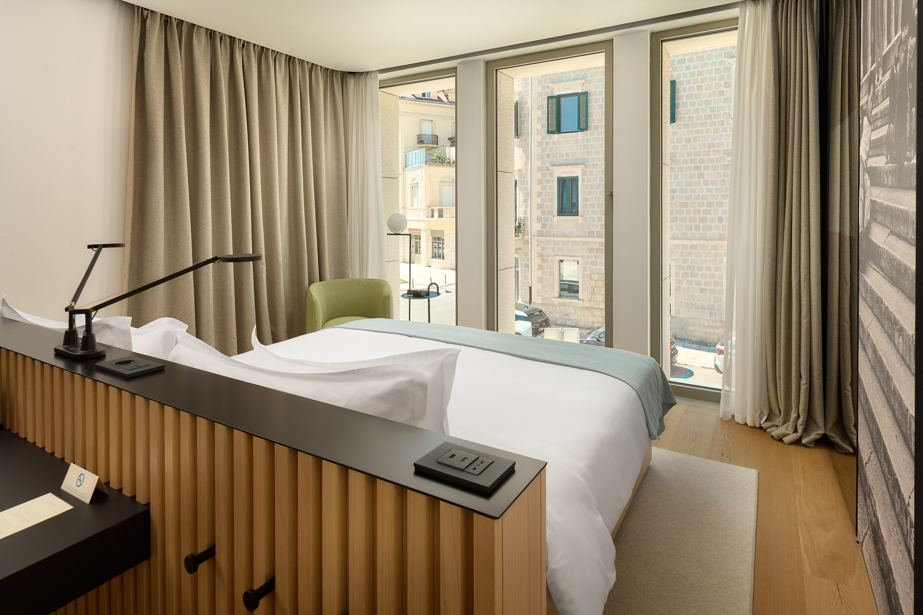 Classic, King Bed, Street View، Ambasador 2/3