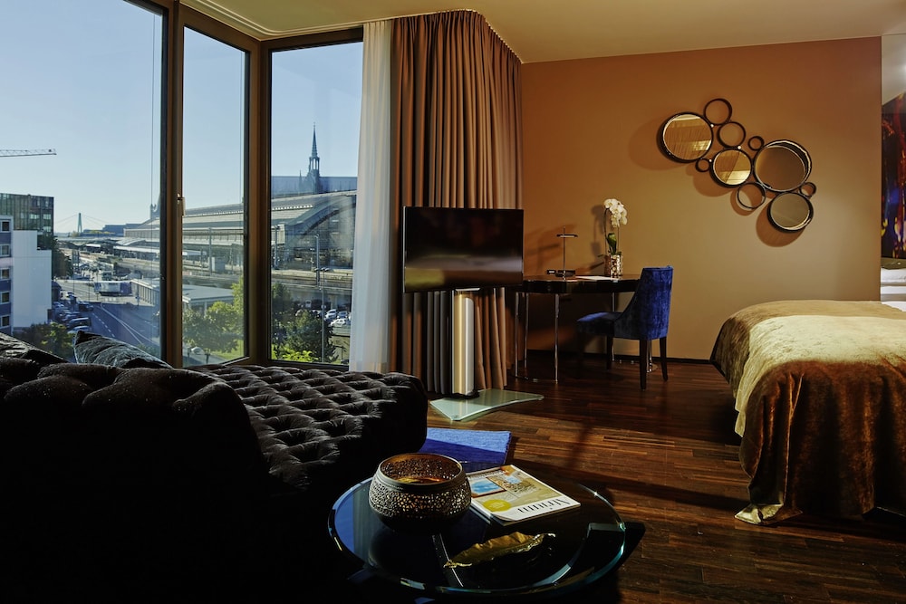 Savoy Hotel 29/33