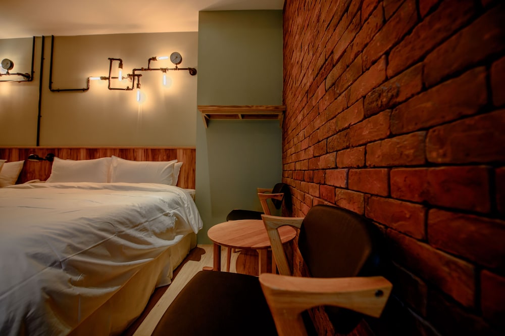No.9 Hotel 18/76
