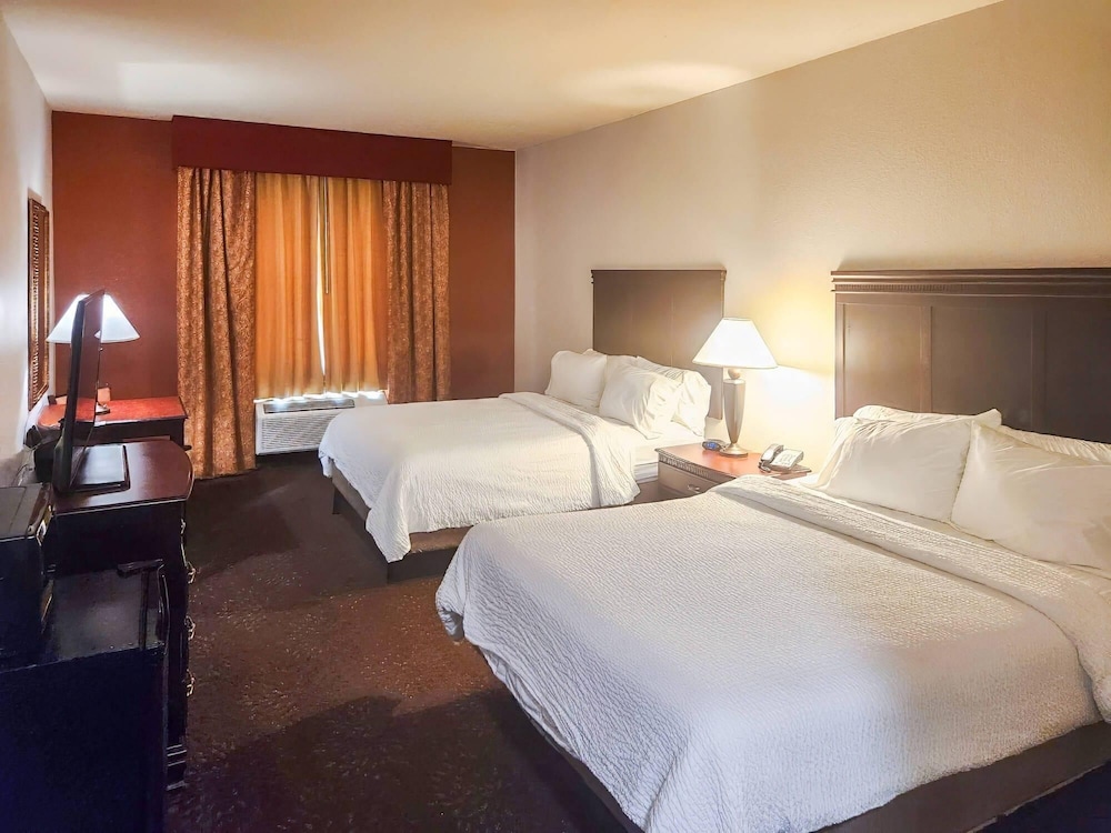 Holiday Inn Express Hotel Suites Terrell 33/64