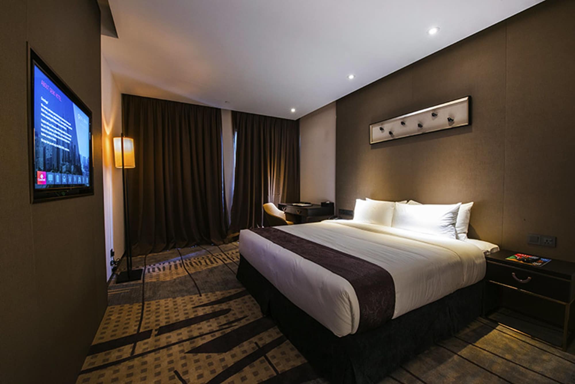 DELUXE ROOM - KING