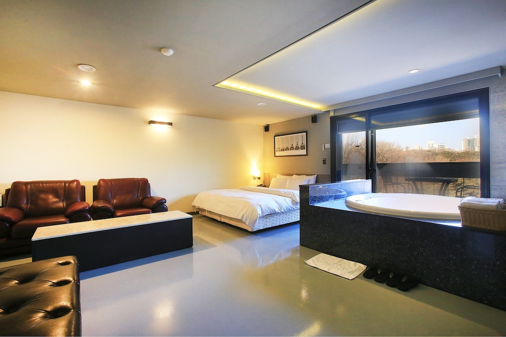 TARA HOTEL 26/40