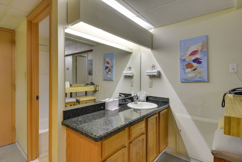 2 Bedrooms, Family Suite, 1 Queen and 1 Single Bed, Sofa, South Wing، Padre South Hotel On The Beach 3/3