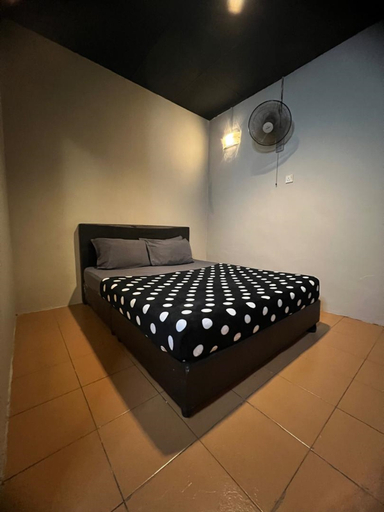 Room, Queen Bed, Shared Bathroom, No Air Condition