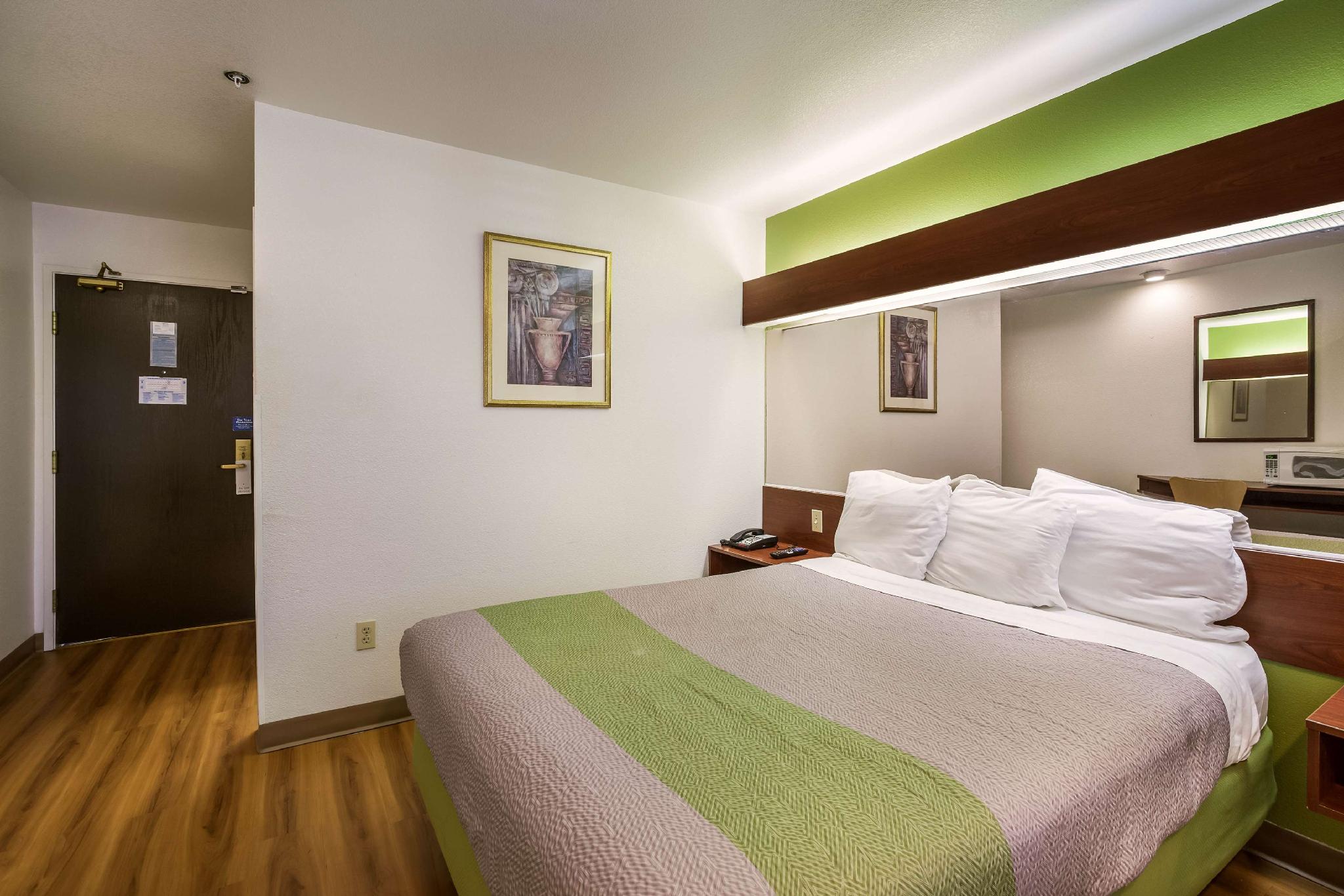 1 Queen Bed Non-Smoking, Micfridge