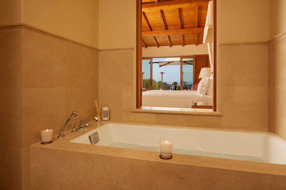 جناح بسريرين كوين بإطلالة على الحديقة بشرفة مع أريكة، The Resort At Pelican Hill 3/4