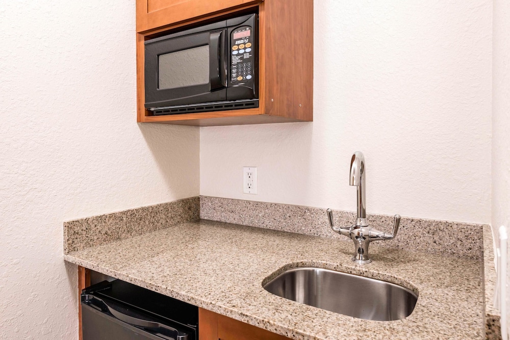 Rodeway Inn and Suites Fort Lauderdale Airport and Cruise Port 24/50