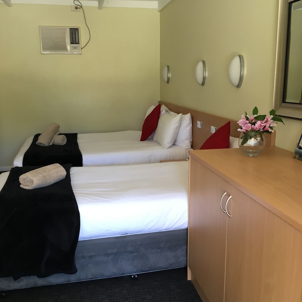 Sky Rider Motor Inn 33/69