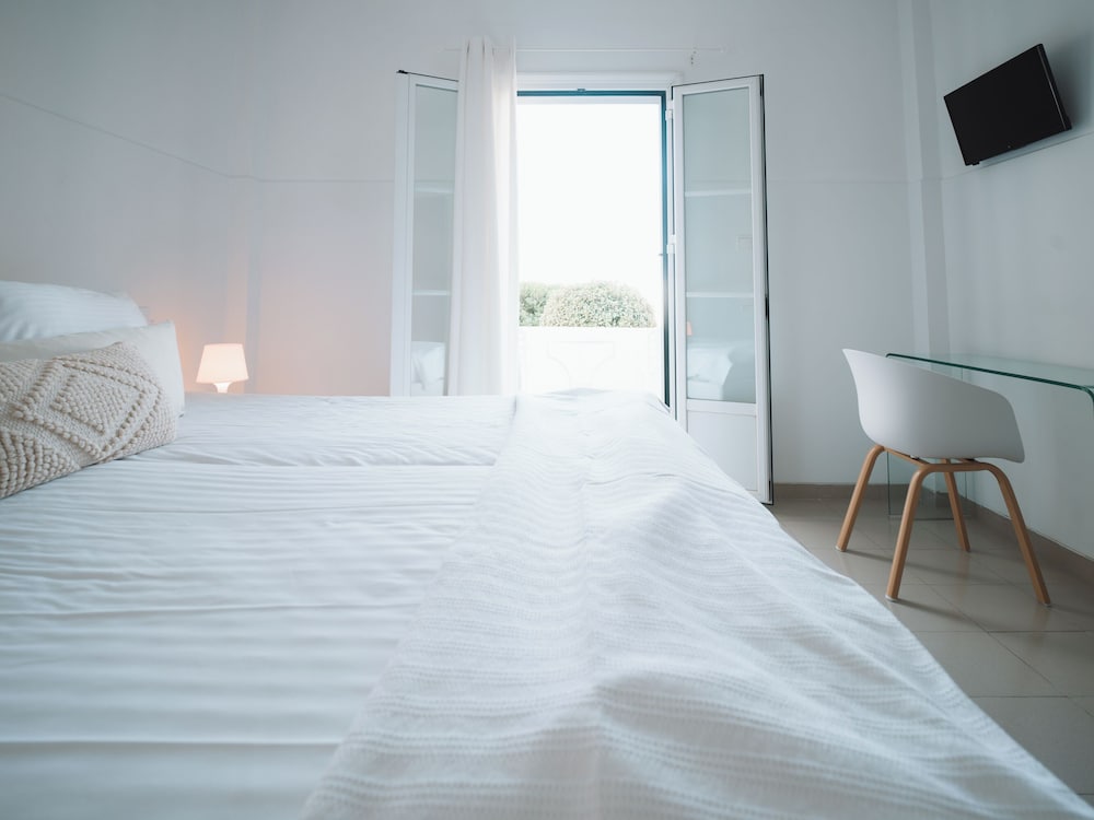 1 BEDROOM, DOUBLE BED
