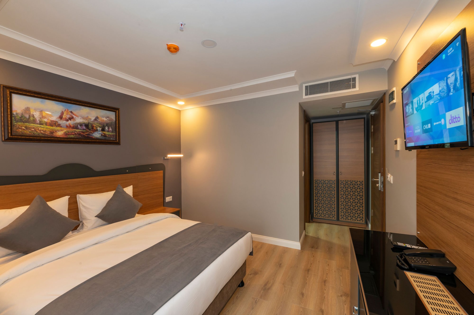 DELUXE, DOUBLE OR TWIN BED