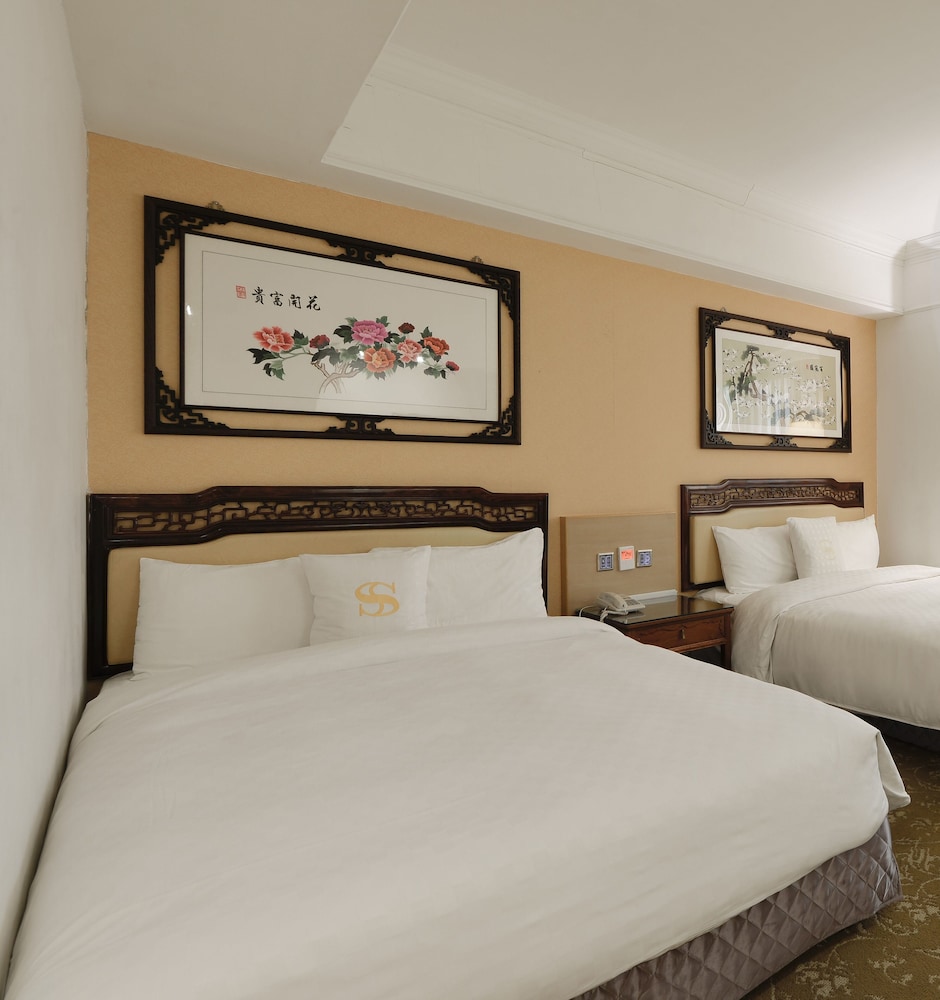 Sunshine Hotel 22/67