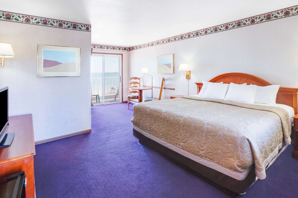 STANDARD, KING BED, LAKE VIEW, BALCONY