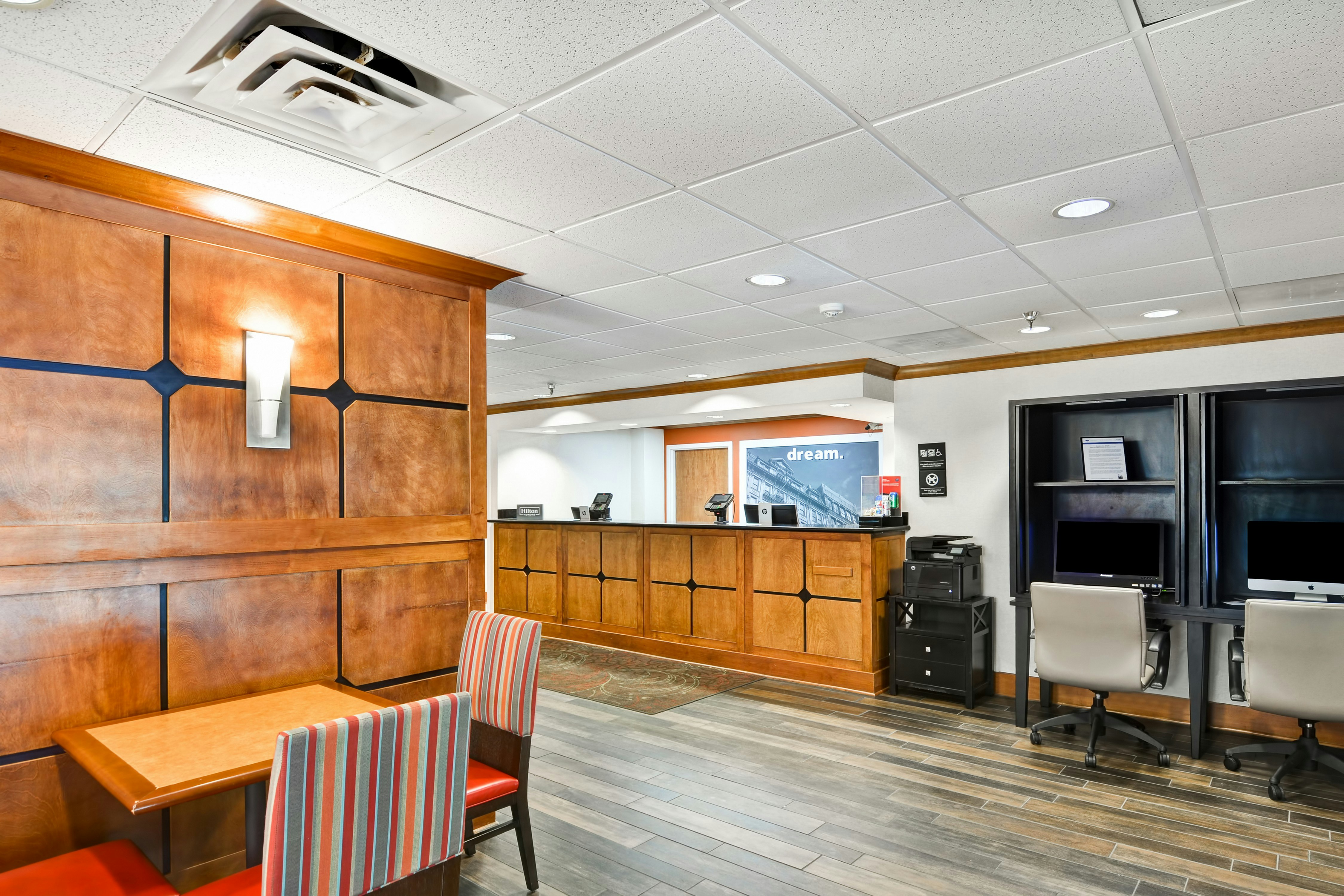 Hampton Inn Memphis-Poplar 7/53