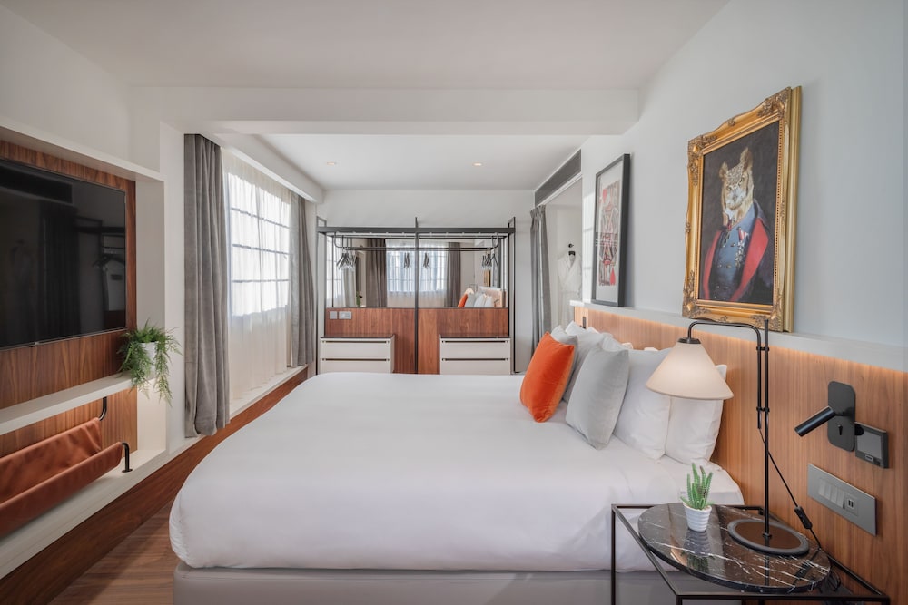 Regent, Suite, King Bed, Executive Lounge Access