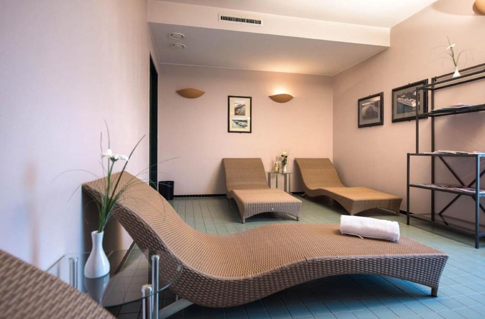 Trans World Hotel Donauwelle 32/50