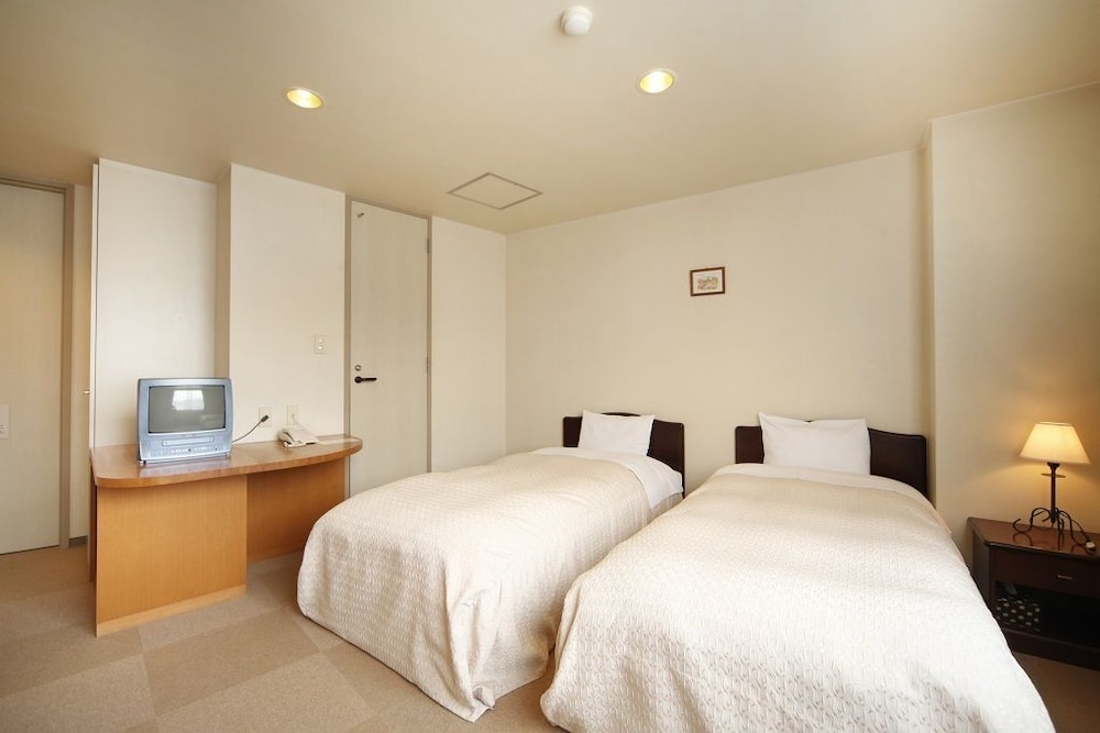 ROOM, TWIN BEDS, SHARED BATHROOM