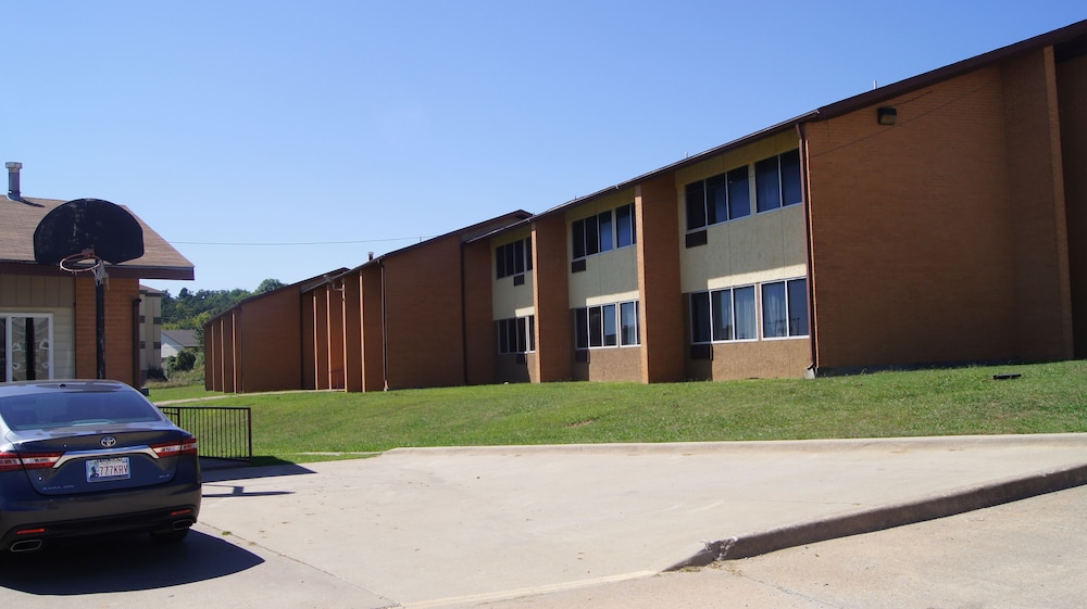 Holiday Lodge And Suites 3/46