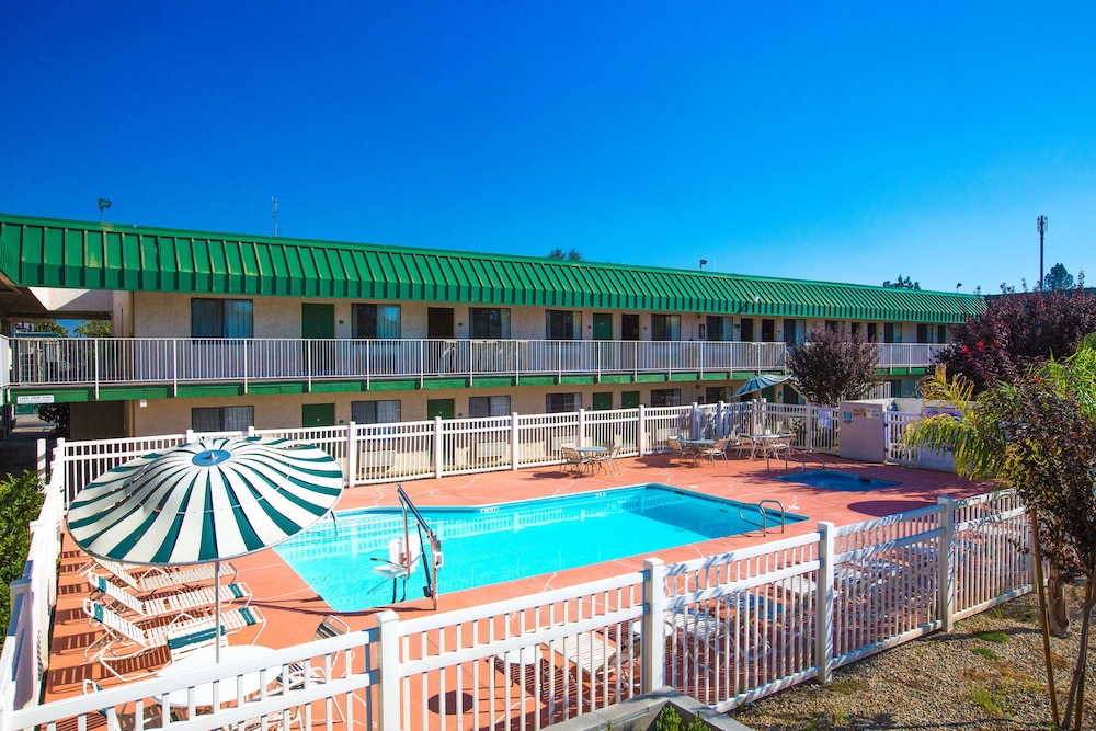 University Inn Fresno 10/48