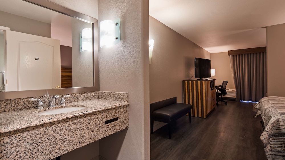 Best Western Cedar Inn & Suites 15/36