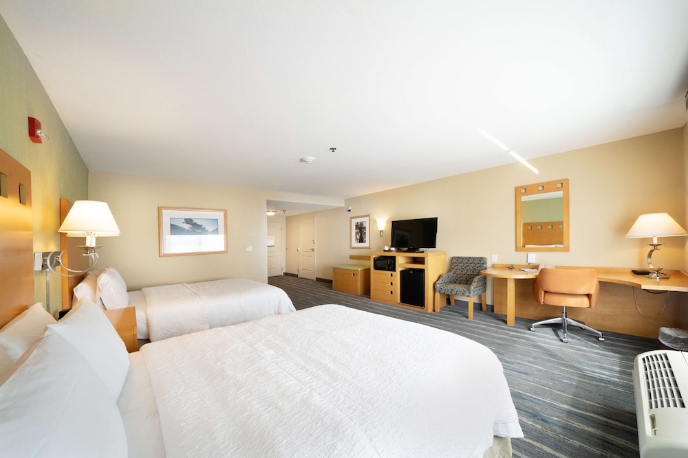 Hampton Inn Suites Madera 20/47