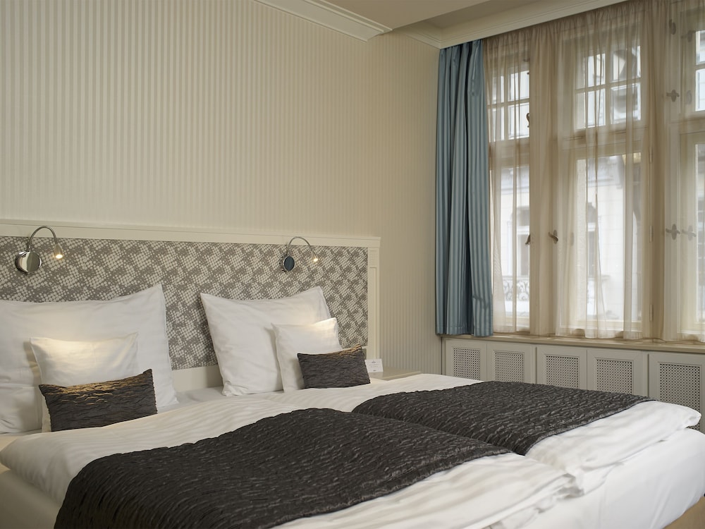 DELUXE, DOUBLE OR TWIN BED, BALCONY