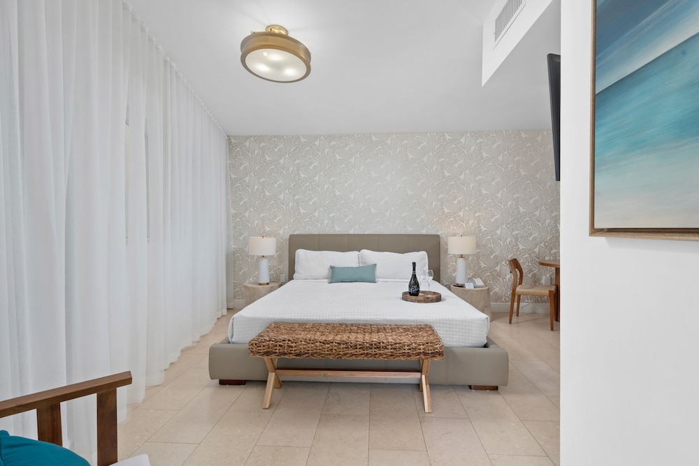 STUDIO, KING BED