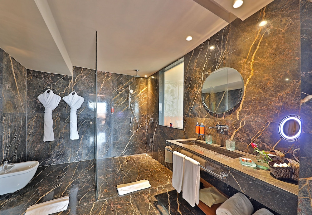 EXECUTIVE, SUITE