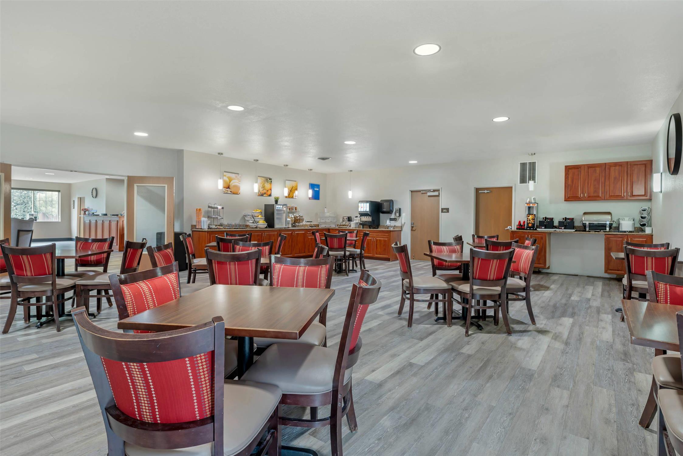 Comfort Suites Lake Geneva East 28/46