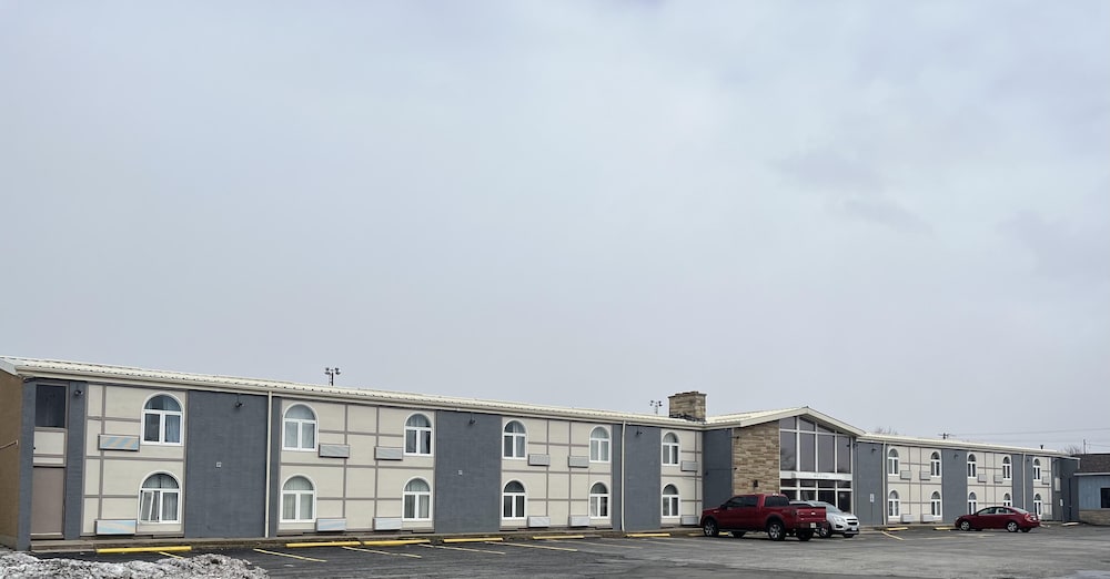 Travelodge by Wyndham Sarnia 2/40