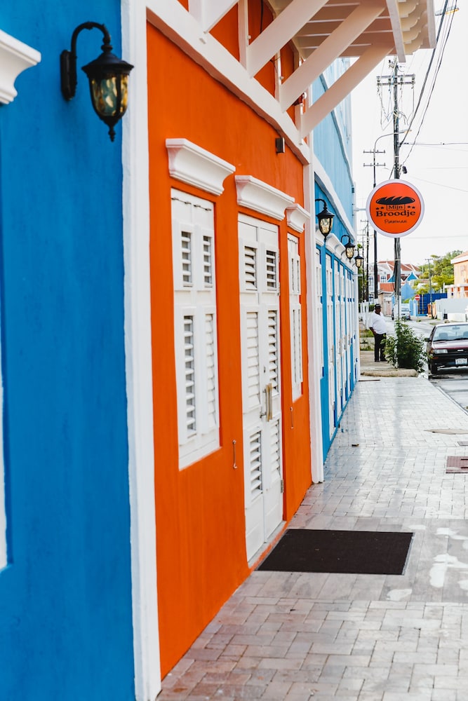 Bed & Bike Curacao Hostel 8/50