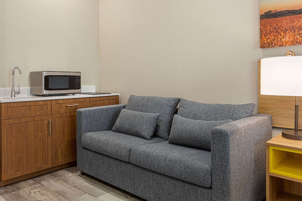 Days Inn & Suites by Wyndham Greater Tomball 44/61